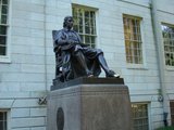 4. Памятник Джону Гарварду
